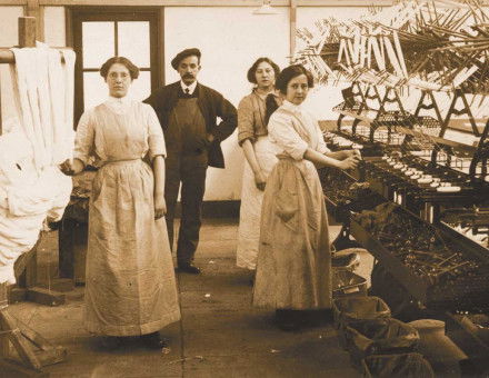 Bobbin winders and an overseer, Radcliffe, Lancashire, c.1915. Alamy.