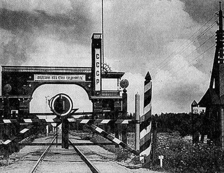 Border crossing between the USSR and Estonia in the village of Komarovka