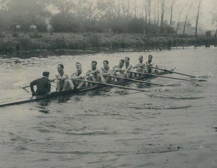 The Oxford College Servants’ Rowing Club beating Cambridge College Servants’ Rowing Club,  25 August 1926 © River & Rowing Museum, Henley on Thames, UK 