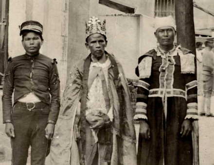 Papa Isio (Dionisio Magbuelas), with two followers in a prison in Bacolod City in 1907.