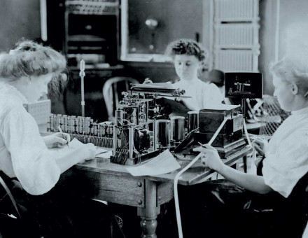Telegraphers at work, 1908. Library of Congress/Getty.