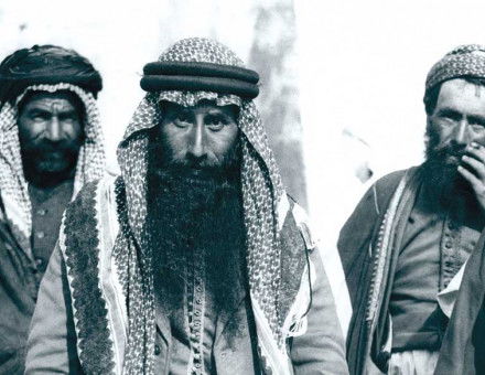 Said Bay, emir of the Yazidis (centre), in Sinjar, northern Iraq, 1932. Alamy.