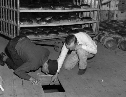 Lieutenant Robert R Rogers and Erich Pinkau from the German criminal police inspect the Konsum-Genossenschaftsbäckerei bakery in Nuremberg, 1946. Wiki Commons.