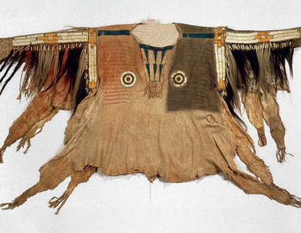 Yanktonai, Nakota, Sioux buckskin shirt for a chief’s war dress, collected at Fort Snelling, Minnesota, 19th century. Courtesy Brooklyn Museum/Creative Commons.