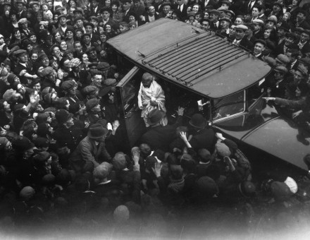 Crowds gather to welcome Mahatma Gandhi on a visit to the East End of London, 22 September 1931. Public Domain.
