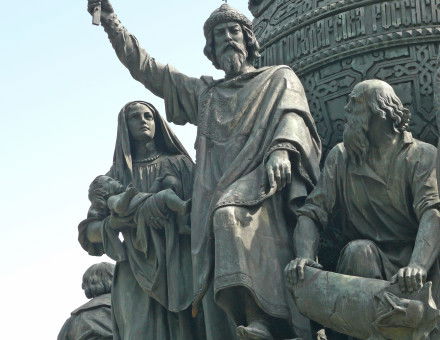 St. Vladimir of Kiev on the Millennuim of Russia monument in Veliky Novgorod, 2010. Дар Ветер (CC BY-SA 3.0)