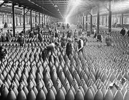 First World War munitions workers amid rows of artillery shells at the National Filling Factory in Chilwell, Nottinghamshire, 1917. CBW/Alamy Stock Photo.