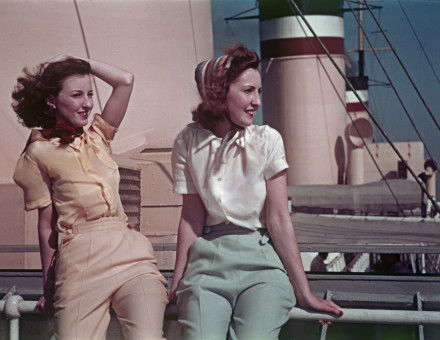 Fashionable young women aboard the German cruise ship Reliance, Franz Grasser, May 1938. Deutsche Fotothek. Public Domain.