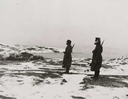 Finnish soldiers stand guard during the Winter War, c. 1939-1940. Finnish Heritage Agency (CC BY 4.0).