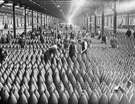 First World War munitions workers amid rows of artillery shells at the National Filling Factory in Chilwell, Nottinghamshire, 1917. CBW/Alamy Stock Photo.