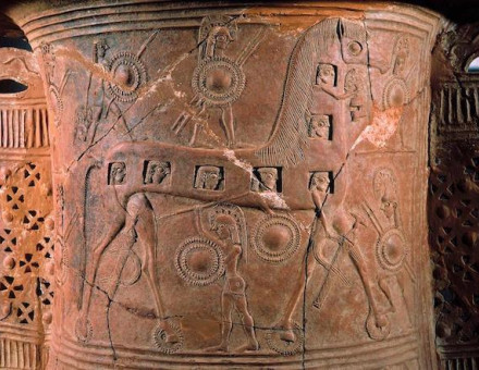The Trojan Horse on the Mykonos Vase, c.675 BC. akg-images.