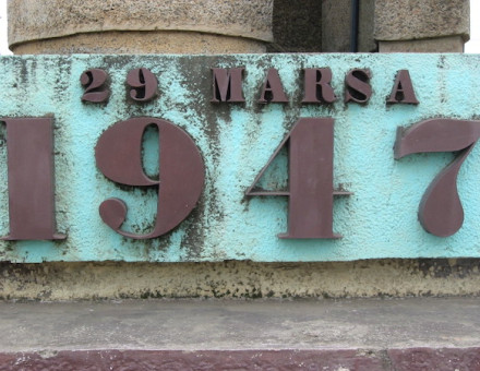 Monument commemorating the 1947 Malagasy Uprising, 2004. Robin Taylor (CC BY 2.0)