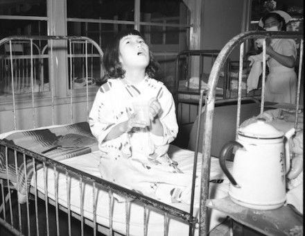 Child gargling broth in a Japanese hospital during the Asian flu pandemic, 9 August 1957. Otis Historical Archives National Museum of Health and Medicine (CC BY 2.0).
