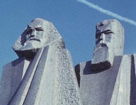 A memorial to Karl Marx and Friedrich Engels in Budapest, by Peter H. Feist, 1972. Humboldt University of Berlin. Public Domain.