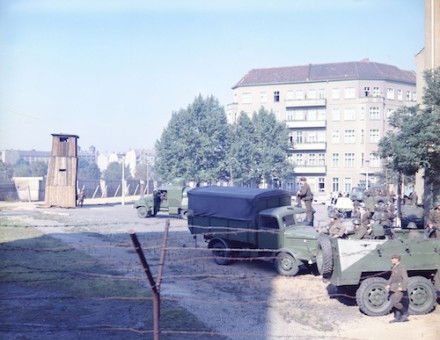 Provisional East German border installations and watchtower, Berlin, c. 1961. Allied Museum/US Army Photograph. Public Domain.