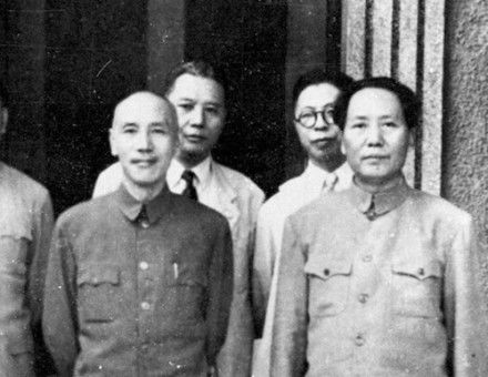 KMT leader Chiang Kai-shek and Chinese Communist leader Mao Zedong, meeting in Chongqing, China, 1945. United Archives/WHA (CC BY-SA).