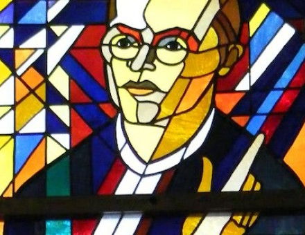 Dietrich Bonhoeffer stained glass at St Johannes Basilikum, Berlin. Sludge G (CC BY-SA 2.0).