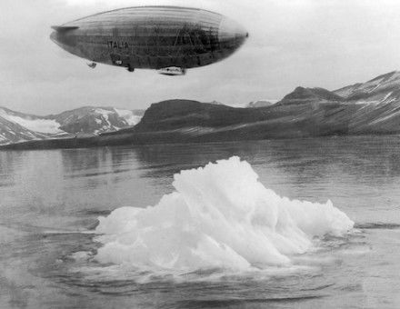 The airship Italia under the command of Umberto Nobile during the fatal North Pole expedition, May 1928. Spaarnestad Photo. Nationaal Archief. Public Domain.
