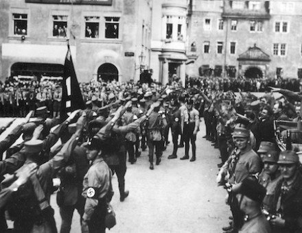 Hitler is saluted by a column of SA at a rally in Weimar, April 1931. Narodowe Archiwum Cyfrowe. Public Domain.