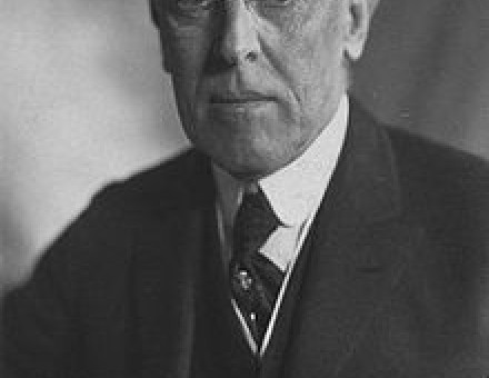 220px-Thomas_Woodrow_Wilson,_Harris_&_Ewing_bw_photo_portrait,_1919.jpg