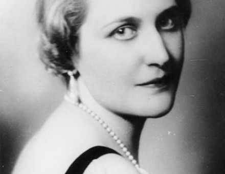 422px-Bundesarchiv_Bild_183-R22014,_Magda_Goebbels.jpg