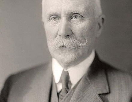 475px-Philippe_Pétain_(en_civil,_autour_de_1930).jpg