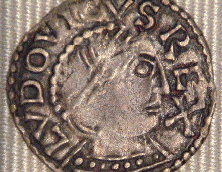 606px-Louis_IV_denier_Chinon_936_954.jpg