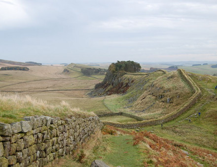800px-Hadrian's_Wall_west_of_Housesteads_3.jpg