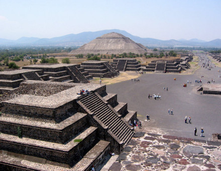 800px-Mexico_SunMoonPyramid.jpg