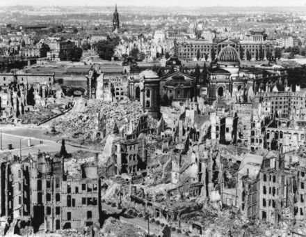 Bundesarchiv_Bild_146-1994-041-07,_Dresden,_zerstörtes_Stadtzentrum.jpg