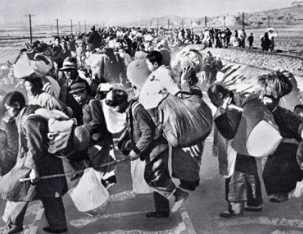 South_Korean_refugees_mid-1950.jpg