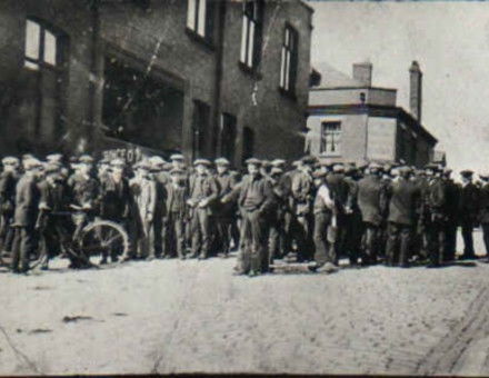 Tyldesley_miners_outside_the_Miners_Hall_during_the_1926_General_Strike.jpg