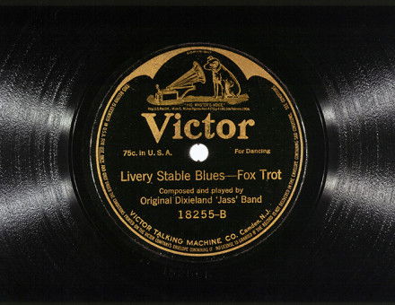 The shellac recording of the Original Dixieland Jazz Band’s ‘Livery Stable Blues’, 1917.  Granger/Alamy