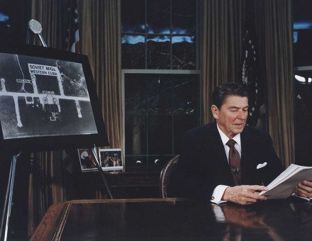 Photograph_of_President_Reagan_Addressing_the_Nation_on_National_Security_(SDI_Speech)_-_NARA_-_198536.jpg