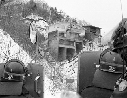 Standoff: police officers outside the Asama Sansō lodge, February 1st, 1972.