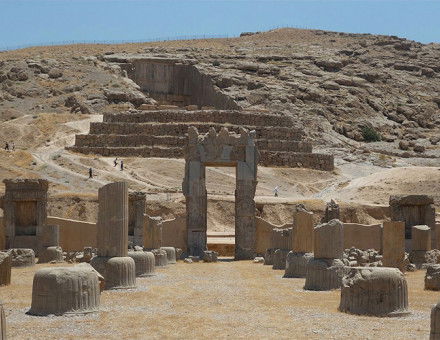 Palace of 100 Columns and Tomb of Artaxerxes III, June 2014 by Elessar2008. Licensed under CC BY-SA 4.0 via Wikimedia Commons.