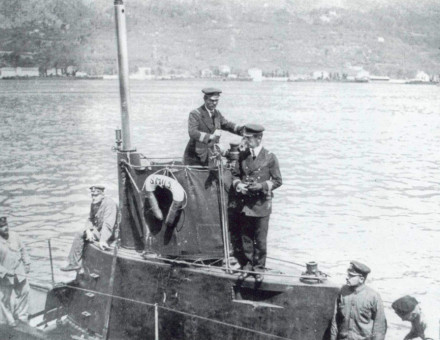 Lieutenant Georg Ludwig von Trapp on the bridge of U-5.