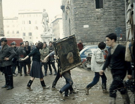 Unstuck from the mud: volunteers rescue artworks in the Piazza della Signoria, Florence, 1966. © Getty Images.