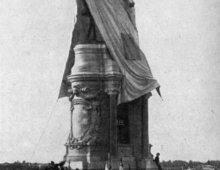 Lee_statue_web.jpg