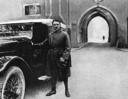 Führer fake: Hitler leaves what is not Landsberg Prison.