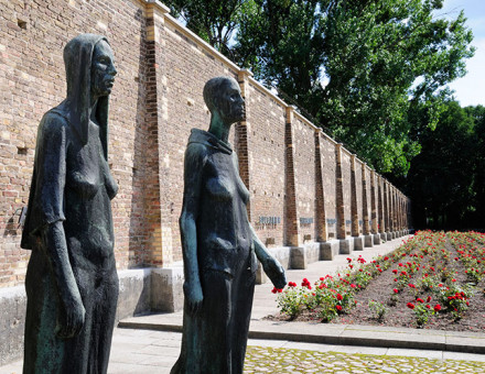 Together: Zwei Stehende (Two Women Standing) is a monument to Ravensbrück.