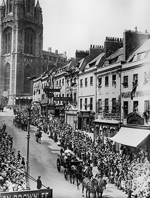 George V and Queen Mary make their way down Park Street, Bristol having just opened the university's Wills Memorial Building, 1925. Getty Images/Hulton Archive